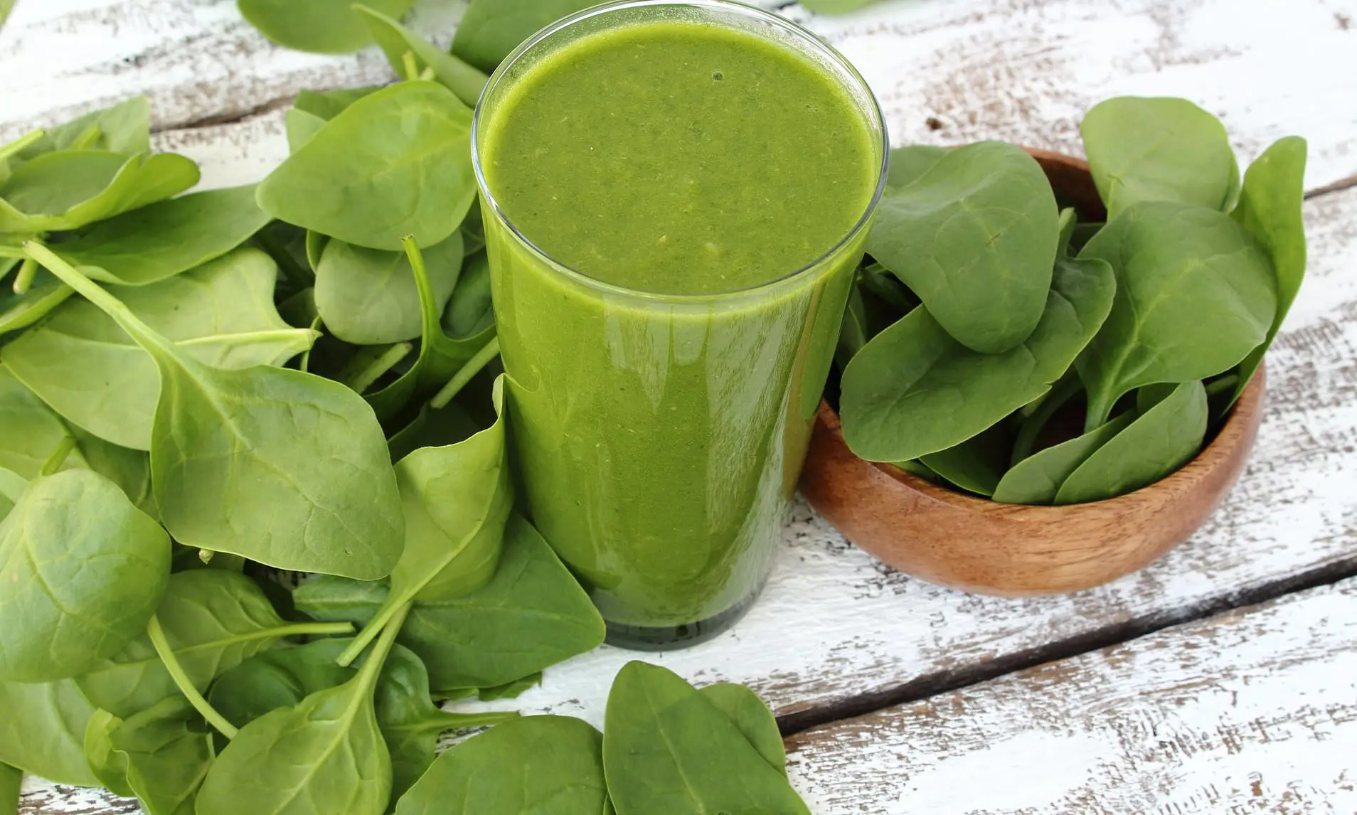 Putting raw spinach in a smoothie is the healthiest way to eat it | Daily Mail Online